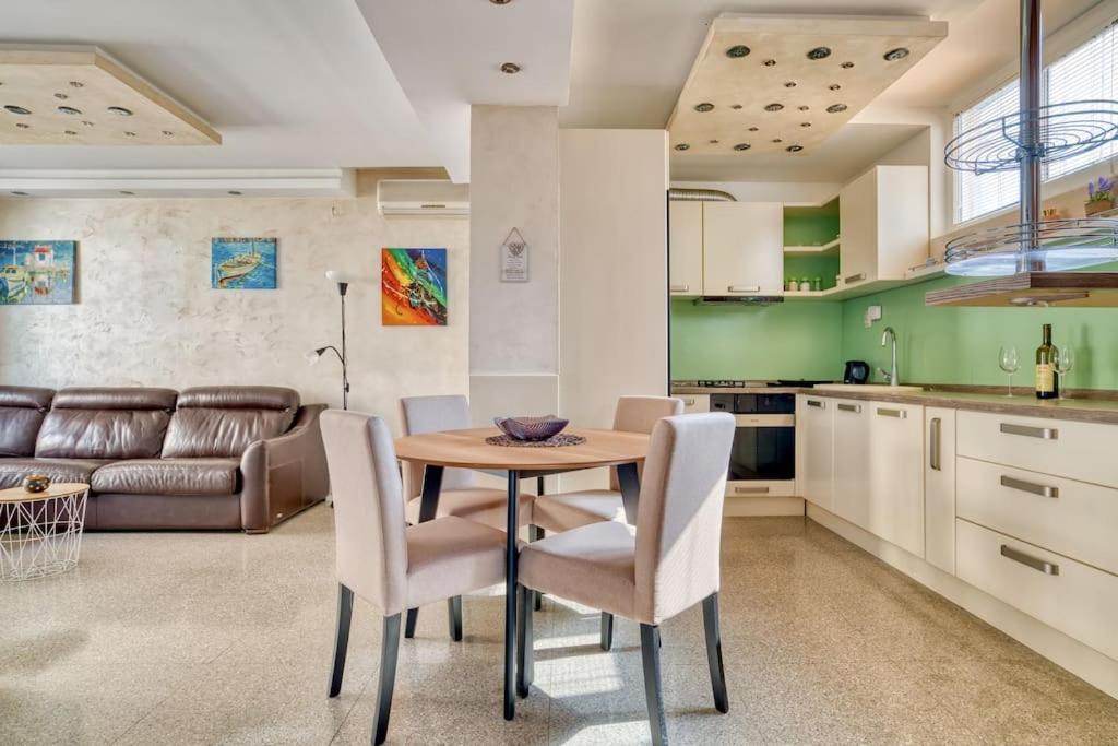 Cozy Nest Apartment- Central And Seaboard With Elevator Kotor Eksteriør bilde